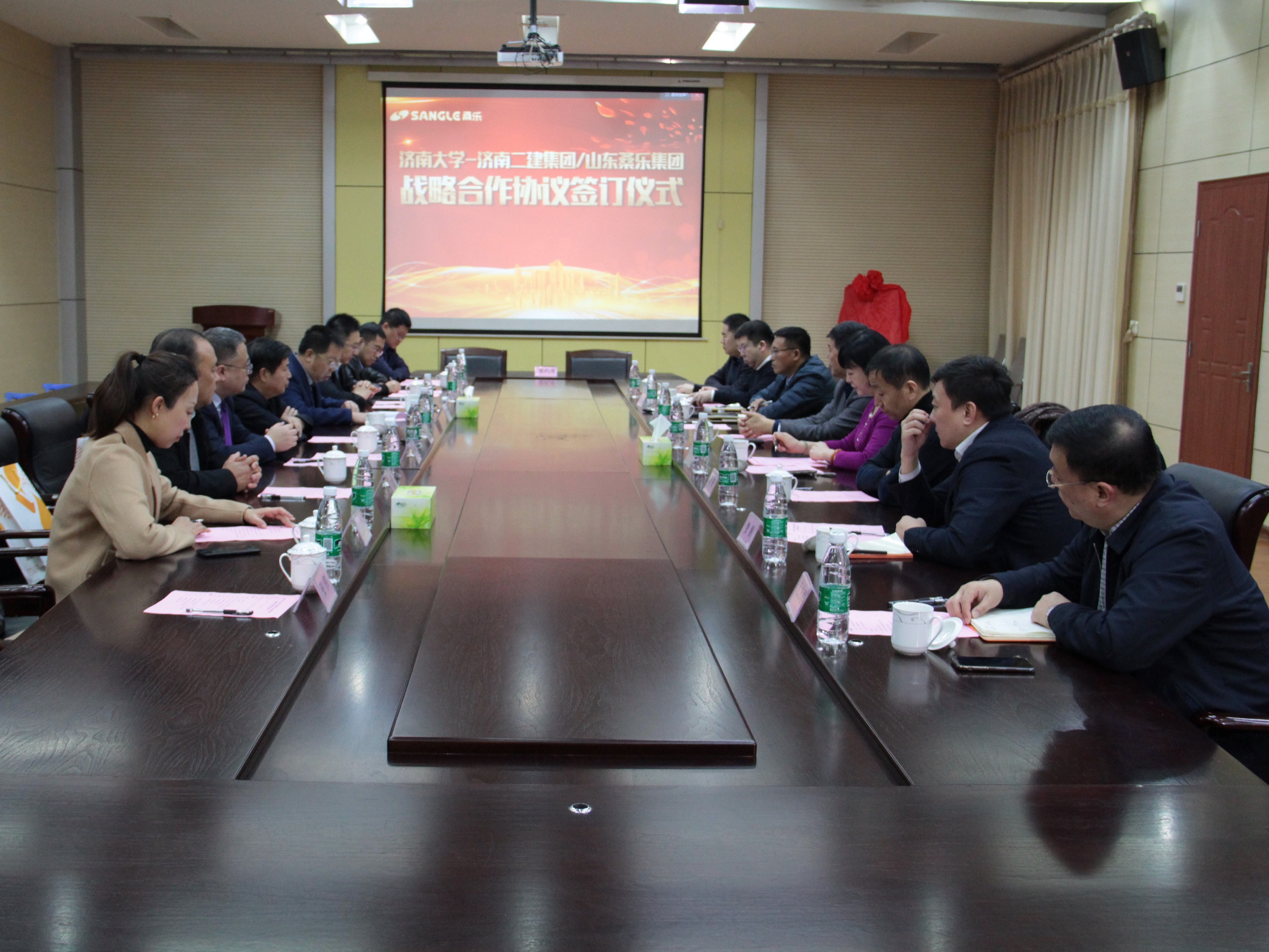 济南大学与济南二建集团、山东桑乐集团签订校企战略合作协议